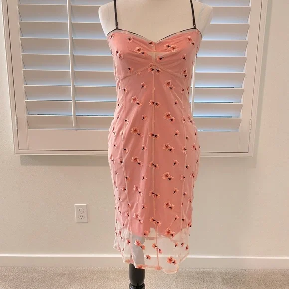 GUESS - Gorgeous pink/peach floral embroidered dress// Size L GUESS - Gorgeous pink/peach floral embroidered dress// Size L